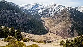 Le village de Mantet vu depuis le col de même nom.