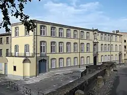 L'ancienne manufacture royale de draps de la Trivalle, siège de la cité administrative.