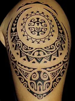 Tatouage de style polynésien (artiste: Manu Farrarons).