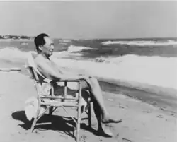 Photographie du dirigeant Mao Zedong en maillot de bain sur la plage de Beidaihe en 1960.