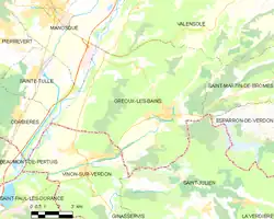 Carte élémentaire montrant les limites de la commune, les communes voisines, les zones de végétation et les routes
