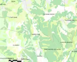 Carte élémentaire montrant les limites de la commune, les communes voisines, les zones de végétation et les routes