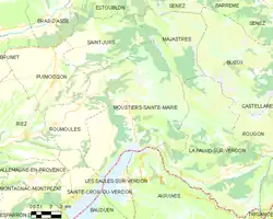 Carte élémentaire montrant les limites de la commune, les communes voisines, les zones de végétation et les routes