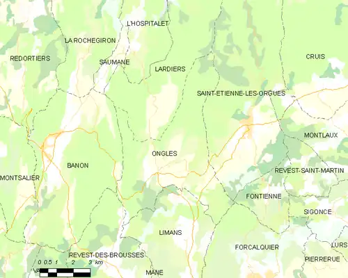 Carte élémentaire montrant les limites de la commune, les communes voisines, les zones de végétation et les routes