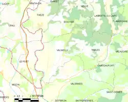 Carte élémentaire montrant les limites de la commune, les communes voisines, les zones de végétation et les routes