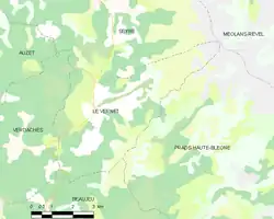 Carte élémentaire montrant les limites de la commune, les communes voisines, les zones de végétation et les routes