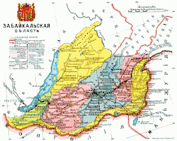 Carte administrative de la Transbaïkalie, avec le lac Baïkal à gauche, et la frontière avec la Chine en bas. Tchita se situe au centre, d'où partent des routes et chemins de fer vers l'ouest, l'est et le sud.