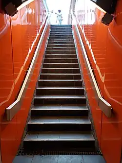 Vue en contrebas d'un accès à la station