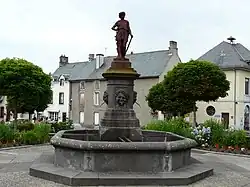 Fontaine dans le bourg.
