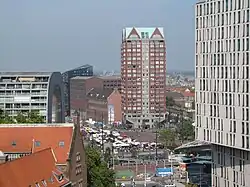 Vue de la place du grand marché de Rotterdam, à gauche la voûte du Markthal.