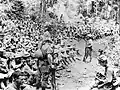 Pause pour les soldats lors de la marche de la mort aux Philippines.