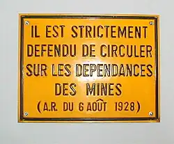 Plaque d'interdiction de circuler dans la mine (applicable dans les mines non gardées).