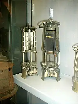 Coupe d'une lampe de mineur, Bois du Cazier.