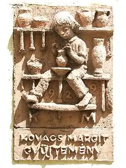 Garçon au tour du potier. Relief en terre cuite, émaillé, avec l'inscription "1929 K.M.". 42 x 52&nbsp;cm. Musée Margit Kovács à Szentendre.