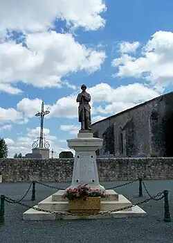 Le monument aux morts près de l'église (juil.&nbsp;2009)