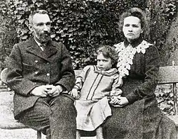 Pierre et Marie Curie avec leur fille Irène vers 1903.