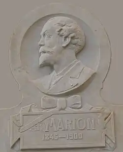 Médaillon de A.-F. Marion sur le mur Est de la Station.