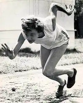 Photographie de Marjorie Jackson jaillissant des starting-blocks