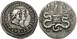 Pièce avec les têtes d'Antoine et Octavie d'un côté, et des serpents jumelés encadrant un Dionysos debout de l'autre.