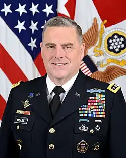 Mark A. Milley, US Army Chief of Staff depuis 2014, titulaire d'un Master Parachutist Badge (à noter également un brevet parachutiste français au-dessus de sa plaque patronymique).
