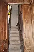 Escalier très étroit qui permet l'accès à la tour nord.