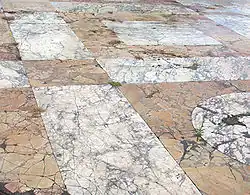 Pavement de l'exèdre orientale du forum de Trajan en giallo antico et pavonazzetto.