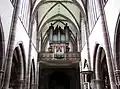 Vue intérieure de la nef vers la tribune d'orgue.