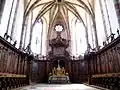 Chœur avec maître-autel et stalles.