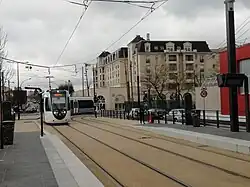 Arrivée d'un tram en direction de Montfermeil à la station République-Marx Dormoy.