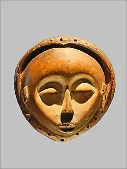 Masque anthropomorphe en forme de cœur.