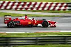 Massa, sur sa Ferrari F60 rouge, de profil, en 2009.