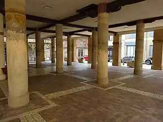 Les piliers de la halle-mairie.