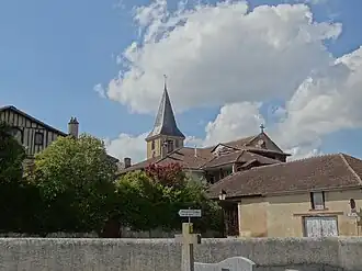 L'église vue depuis le cimetière.