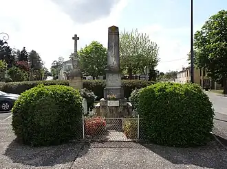 Monument aux morts et croix.