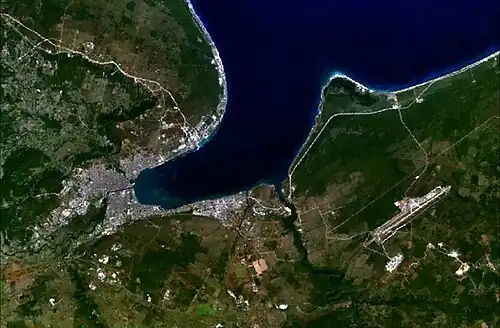Vue satellite : baie de Matanzas (es), ville et aéroport