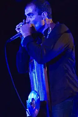 Mathieu Péquériau à l'armonica