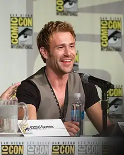 Matt Ryan interprète John Constantine / Gwyn Davies.