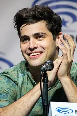 Matthew Daddario interprète Scooter.