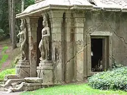 Temple Khmer composé d'éléments hybrides, moulés à Angkor et recomposé.