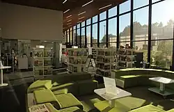 Entrée de la bibliothèque .