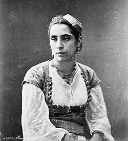 Ghlila avec son décolleté visible.