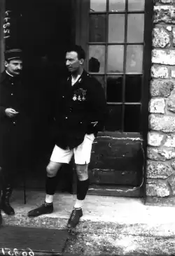 Maurice Boyau à Colombes en 1918, arborant à la fois sa tenue sportive et sa veste d'aviateur décoré.