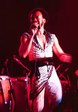 Portrait de Maurice White avec Earth, Wind, and Fire lors d'un concert à Rotterdam en 1982