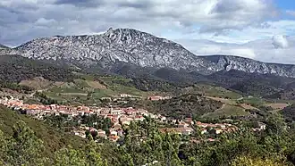 Le village de Maury et Quéribus sur la crête.