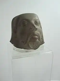 Visage. Grès poli, H. 14.5 cm. Époque Maurya, IIIe siècle av. J.-C. National Museum, New Delhi.