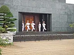 La garde au mausolée.