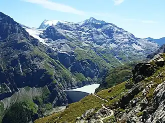 Vue sur le barrage et le lac artificiel de Mauvoisin ainsi que les sommets du Mont Blanc de Cheillon et de la Ruinette (orientation sud-est 2006). Le glacier du Giétro est visible en haut à gauche de la photographie.