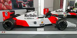 Photo en vue de profil droit de la McLaren MP4/7A de Senna, en exposition