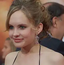 Meaghan Martin, modélisée, interprète Jessica.