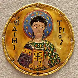 Saint Démétrius. Médaillon provenant du cadre d'une icône représentant saint Gabriel, au monastère Djoumati (Géorgie). Or et émail cloisonné, Constantinople, v. 1100.